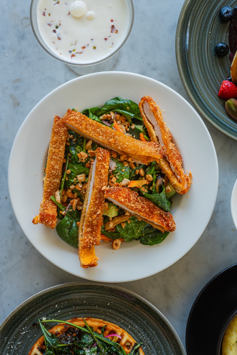 Spinach salad topped with crispy halloumi strips