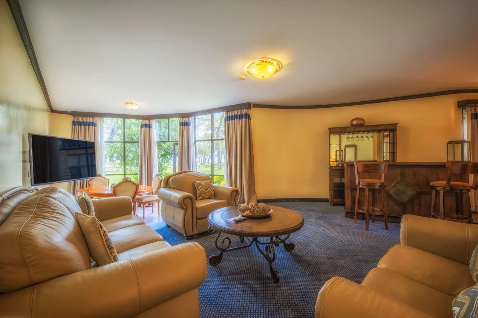 Lounge suite with leather sofas and dining table